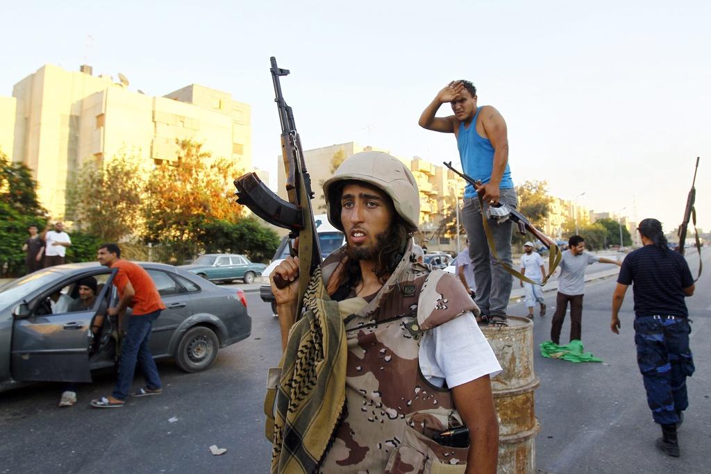 Dans Tripoli, après plusieurs heures de combats intenses dans Abou Salim, quartier du sud de la ville, les rebelles restent sur leurs gardes. [Francois Mori]