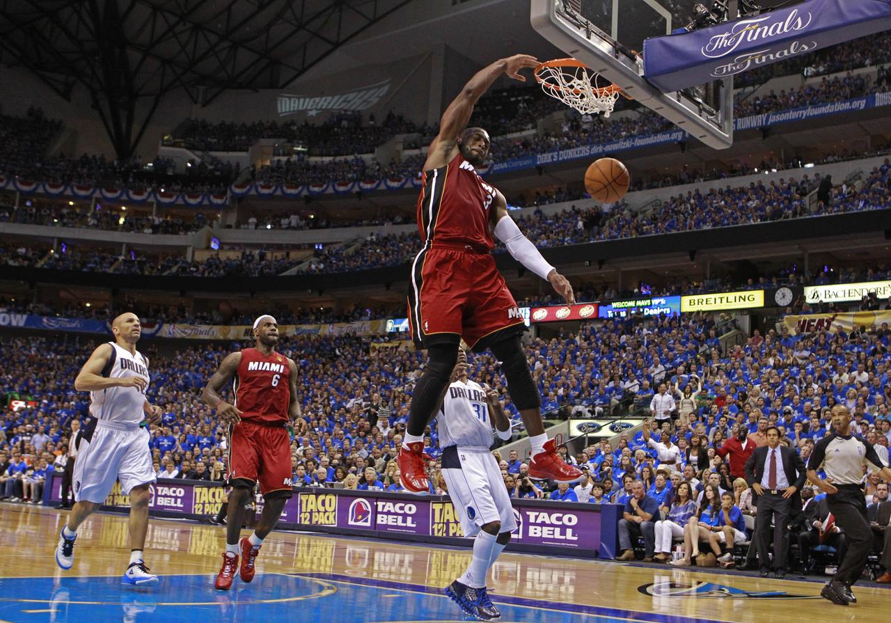 Dwyane Wade dans ses oeuvres aériennes... [Reuters - Lucy Nicholson]