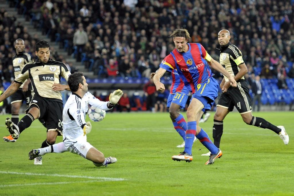 Benfica's goalkeeper Artur, left, blocks a shot of Basel's Marco Streller, right, during the Champions League group stage, group C, soccer match between Switzerland's FC Basel and Portugal's Benfica Lisbon, at the St. Jakob-Park stadium in Basel, Switzerland, Tuesday, October 18, 2011. (KEYSTONE/Georgios Kefalas) [Keystone - Georgios Kefalas]