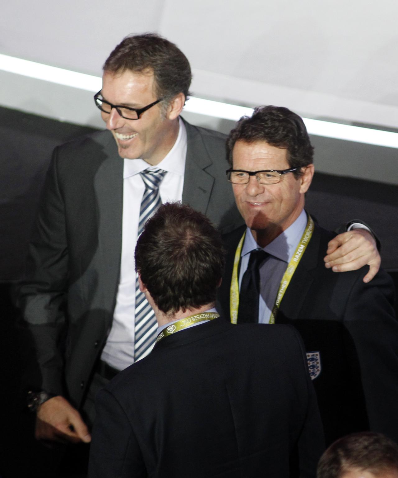 L'ambiance semble être à la rigolade et à la franche camaraderie entre Laurent Blanc (France) et Fabio Capello (Angleterre). [Reuters - Gleb Garanich]