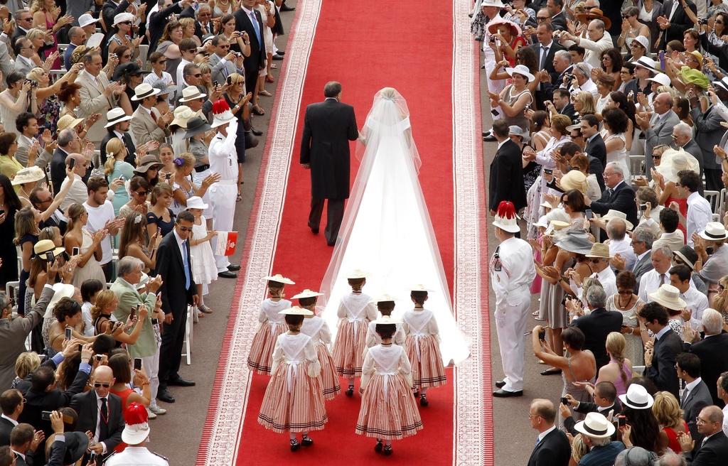 Le voile de la robe de la mariée est en tulle de soie et d'une longueur de 20 mètres. [KEYSTONE - Benoit Tessier( Pool)]