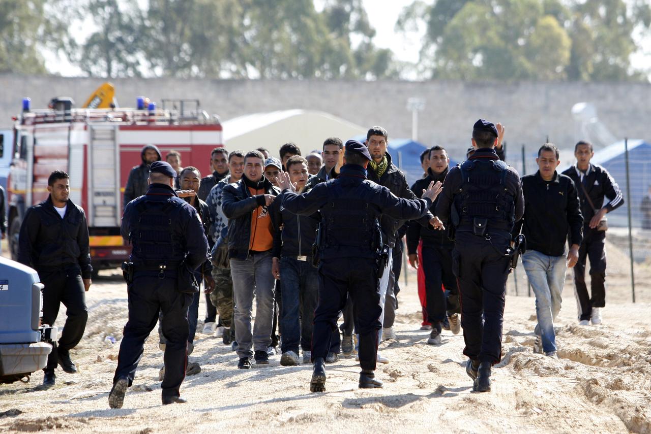 Les premiers immigrants sont arrivés jeudi dans des camps, comme ici à Manduria. [AFP - Carlo Hermann]