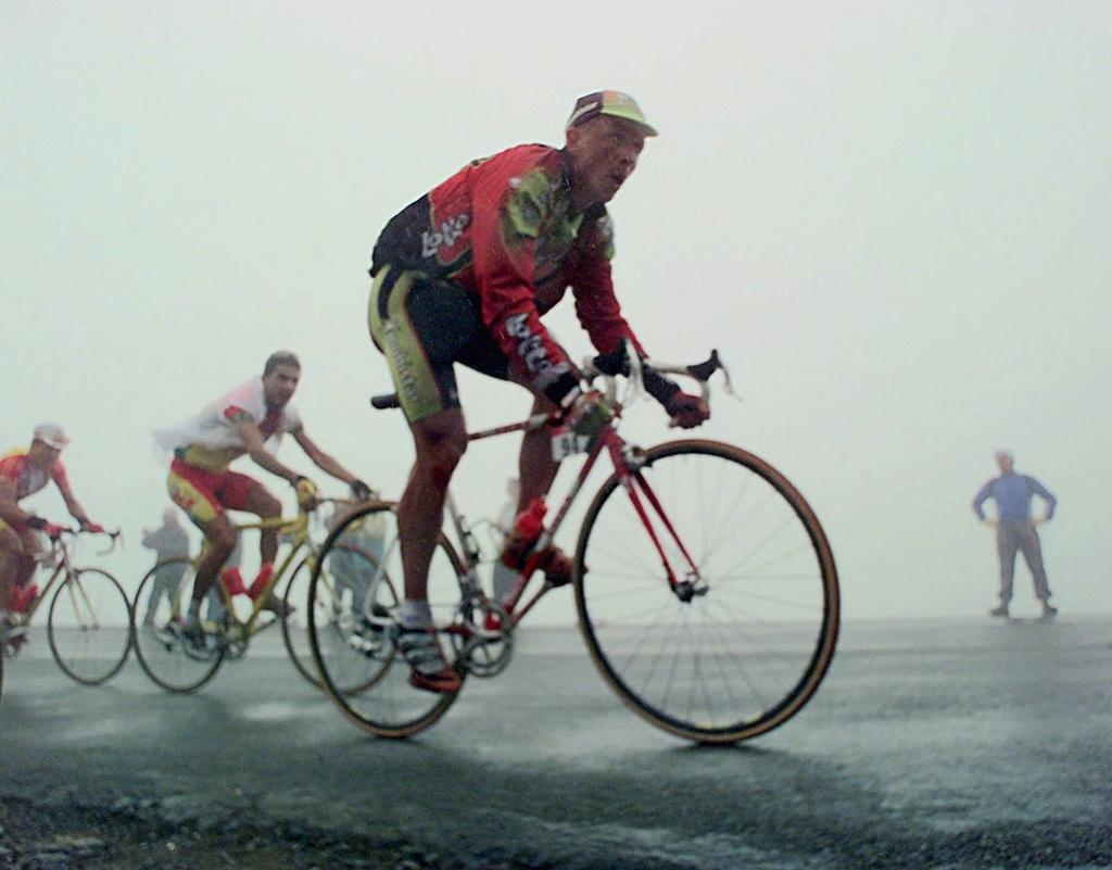Andrei Tchmil (ici lors du Tour de France 1998) est un habitué des conditions dantesques. [KEYSTONE - Peter Dejong]