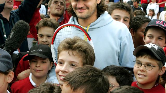 Federer aime les jeunes qui le lui rendent bien. Pour voir le sujet filmé, cliquez sur la photo! [REUTERS - Charles Platiau]