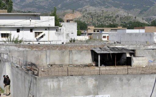 Des policiers pakistanais surveillent le 3 mai 2011 la résidence où se cachait Oussma Ben Laden à Abbottabad