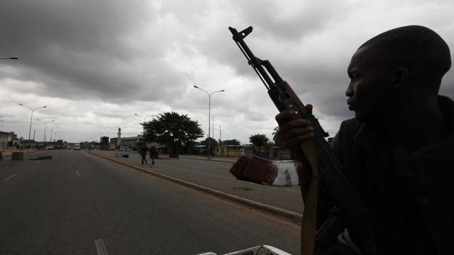 Les combattants fidèles à Ouattara accentuent la pression sur Laurent Gbagbo. [REUTERS - Luc Gnago]