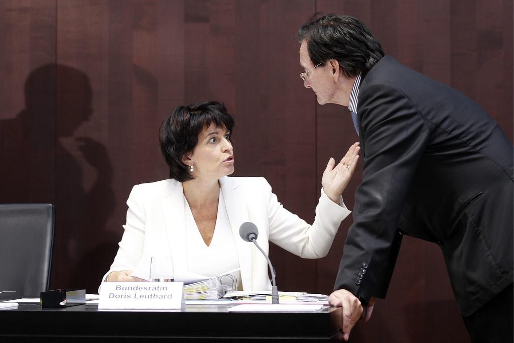 Doris Leuthard s'entretient avec le conseiller aux Etats Eugen David lors du débat sur le nucléaire mercredi. [KEYSTONE - PETER KLAUNZER]