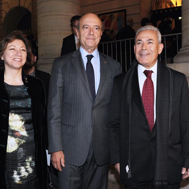 Alain Juppé, entouré des membres du Conseil National Syrien, à Paris: Bassma Kodmani et Burhan Ghalioun. [Mehdi Fedouach]