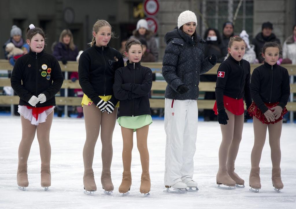 Sarah Meier a distillé de précieux conseils à des patineuses en herbe, ces derniers jours à Berne. [Keystone - Peter Schneider]