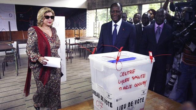 Le président Alassane Ouattara, qui vote ici en compagnie de son épouse, est assuré d'obtenir la majorité au Parlement. [Legnan Koula]