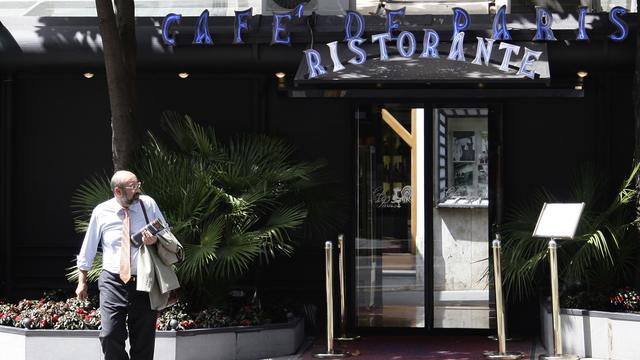 Un homme près du Café de Paris sur la Via Veneto à Rome. [Tony Gentile]