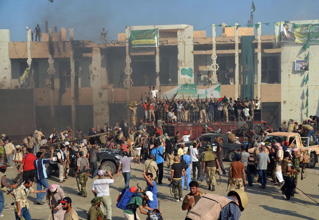 Les rebelles célébrent la prise du QG de Kadhafi, le bunker de Bab al-Aziya, au coeur de Tripoli.