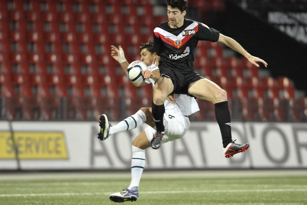 Arizmendi (en noir) pèse lourd face à Dragovic. [KEYSTONE - Sandro Campardo]