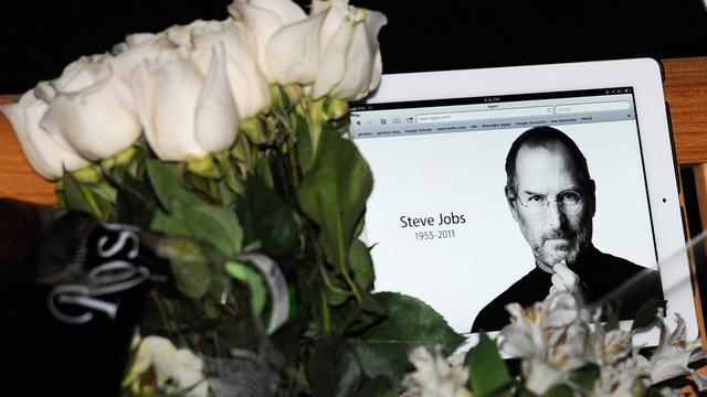 Des fleurs posées à côté d'un iPad en hommage à Steve Jobs. [Kevork Djansezian]