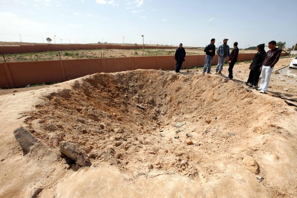 Un cratère près de Brega causé après un bombardement aérien par les forces pro-Kadhafi. [Khaled Elfiqi]