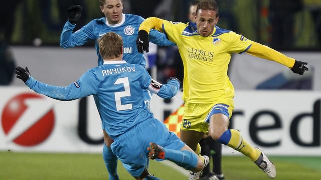 Zenit St. Petersburg's Aleksandr Anyukov (L front) and Viktor Fayzulin (L back) fight for the ball with APOEL Nicosia's Nektarios Alexandrou during their Champions League Group G soccer match at Petrovsky stadium in St. Petersburg [Alexander Demianchuk]