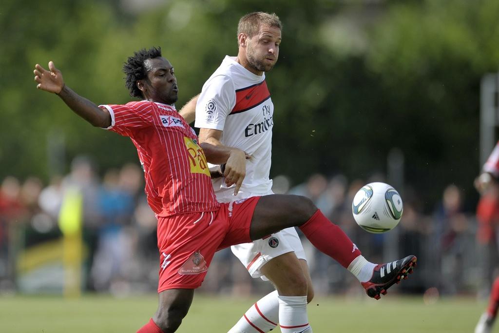 Pascal Feindouno (ici face à Bodmer du PSG en amical) sera l'un des concurrents de "Ketkeo" dans l'attaque du FC Sion. [Dominic Favre]