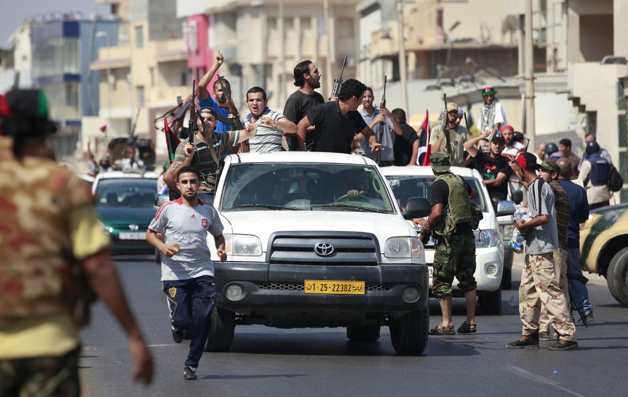Des rebelles célèbrent leur entrée dans Tripoli. [REUTERS - Bob Strong]