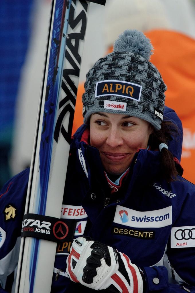 Dominique Gisin regarde le tableau d'affichage. Lindsey Vonn lui a "mis" 2"06 à Lake Louise! [Keystone - MIKE STURK]