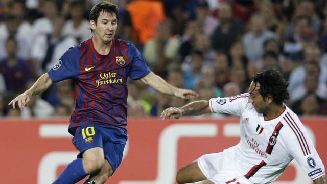 Alessandro Nesta tente, en vain, de stopper Lionel Messi. Le Barça s'imposera finalement 2-1 face au Milan AC au Camp Nou. [Reuters - Albert Gea]