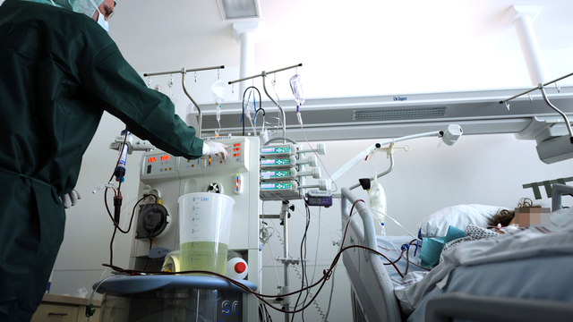 Infirmière et patient touché par l'E.coli, aux soins intensifs de l'hôpital de Hambourg en Allemagne, le 1er juin.
