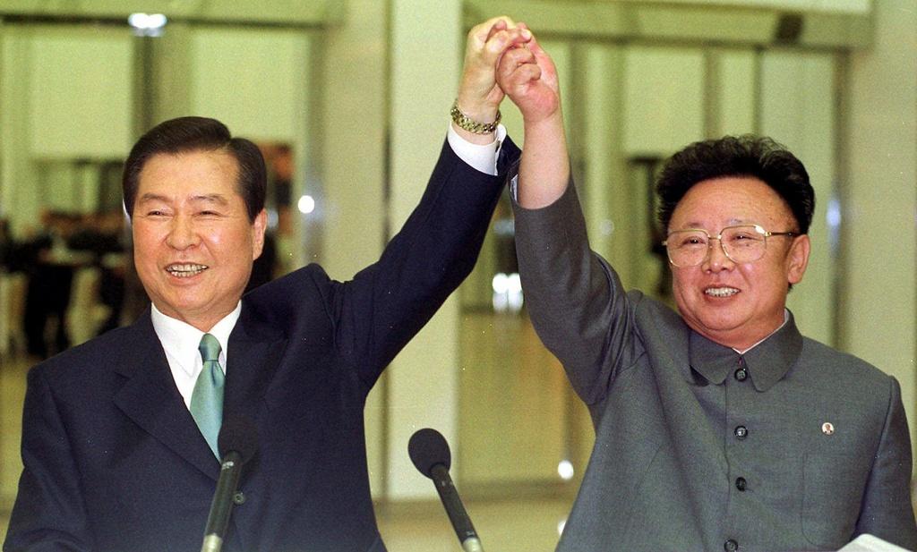 Sur cette image de 2000, Kim Jong-Il vient de signer une déclaration d'intention avec son homologue sud-coréen Kim Dae-jung [KEYSTONE - Yonhap]