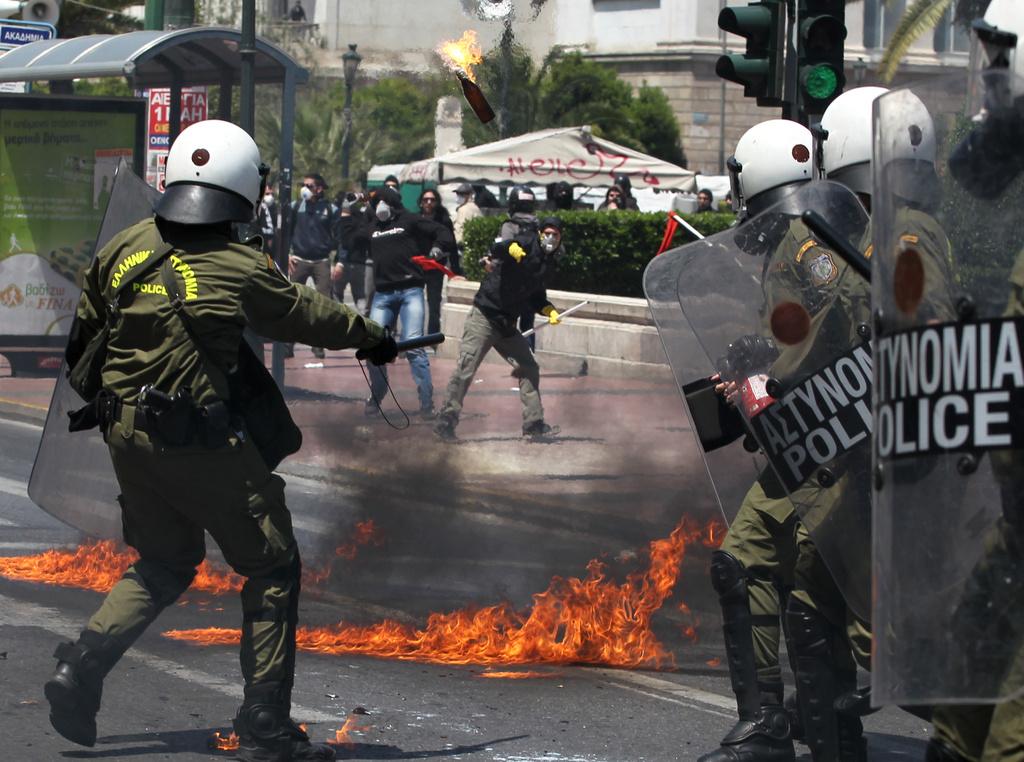 Des affrontements entre policiers et manifestants ont éclaté à Athènes. [KEYSTONE - Petros Giannakouris]