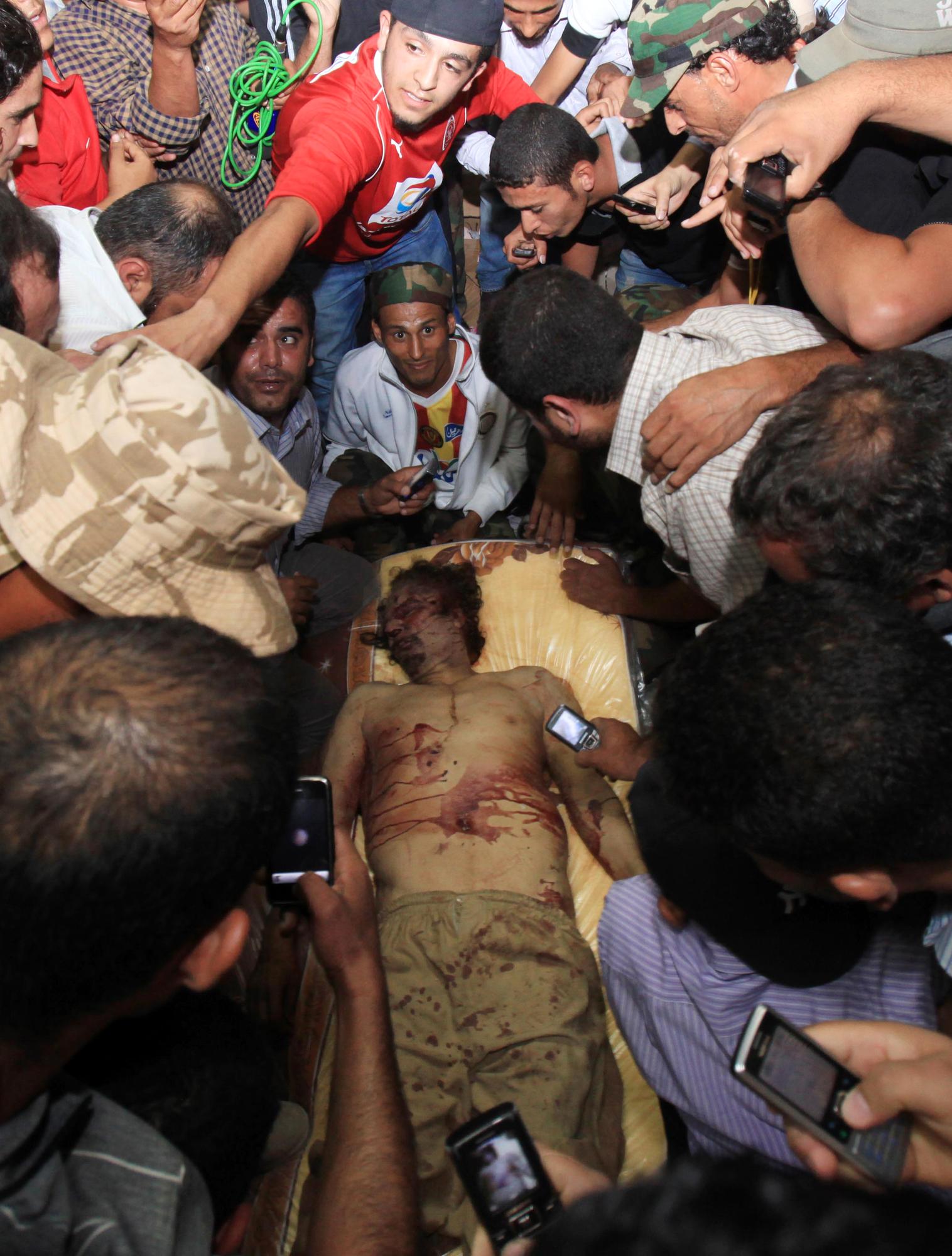 Le corps de Mouammar Kadhafi a été acheminé à Misrata. [AFP - Mahmud Turkia]
