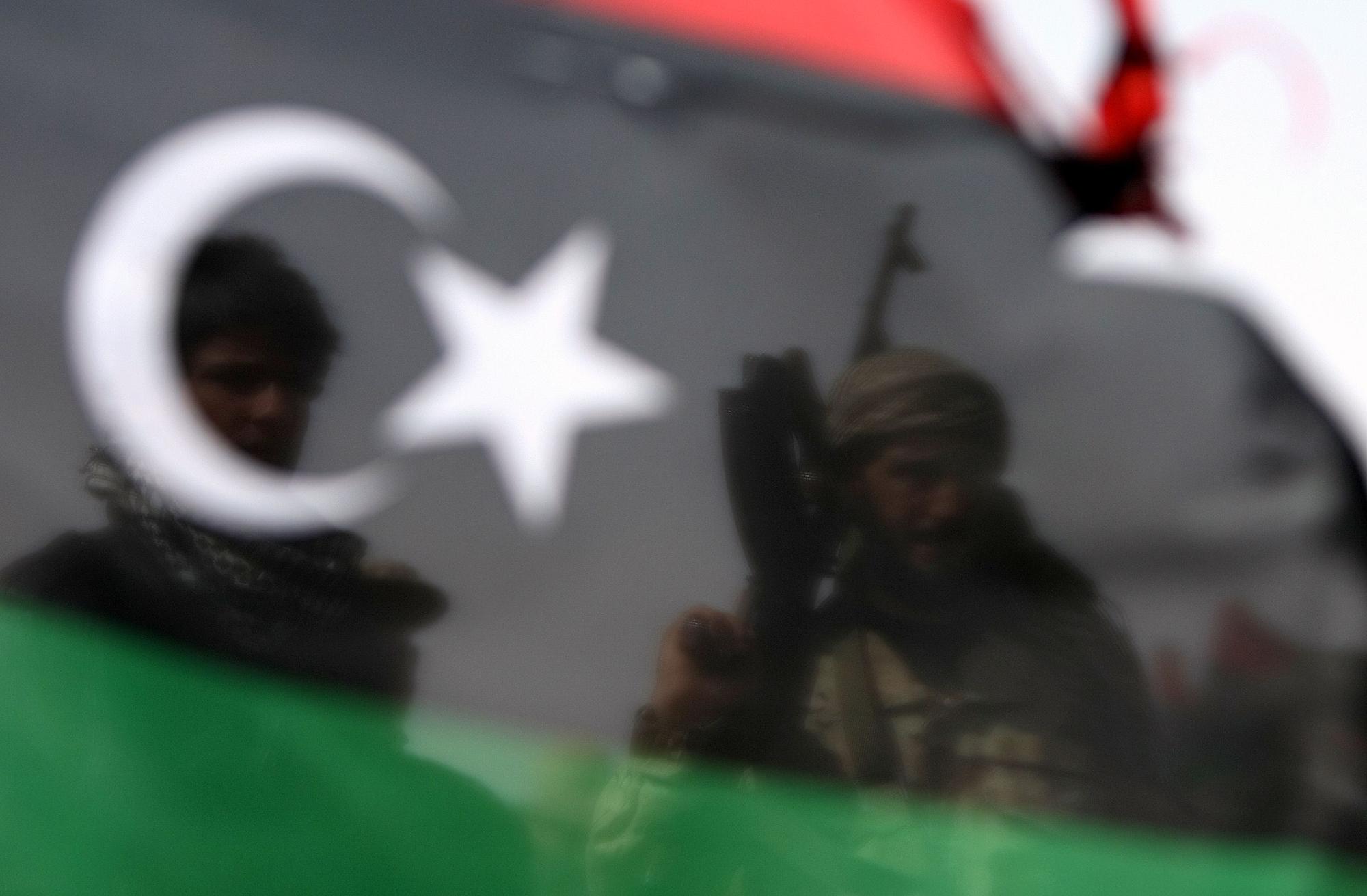Après un mois de bombardements de l'OTAN en Libye, le conflit ne trouve toujours pas d'issue. [AFP - Marwan Naamani]