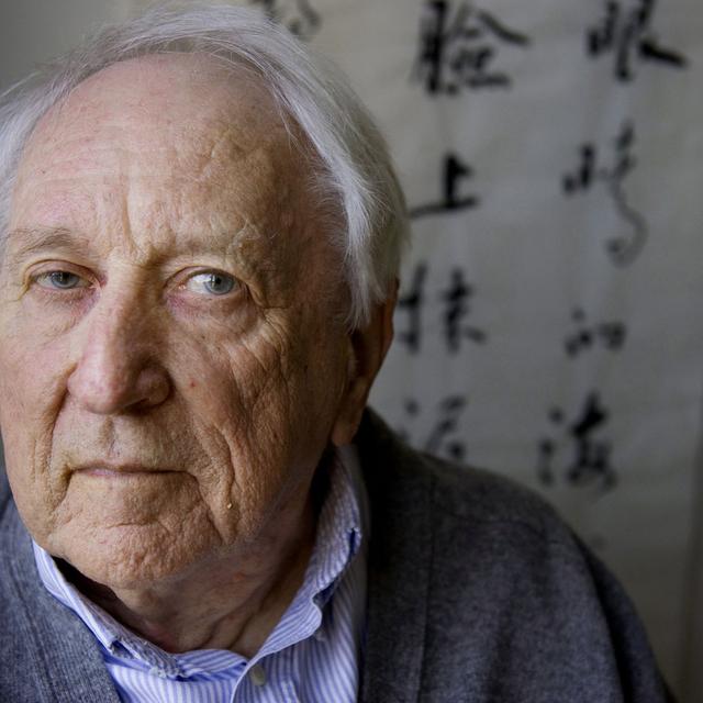 Tomas Tranströmer est le plus connu des poètes scandinaves vivants avec une oeuvre dans laquelle il explore la relation entre notre intimité et le monde qui nous entoure. [Jessica Gow]