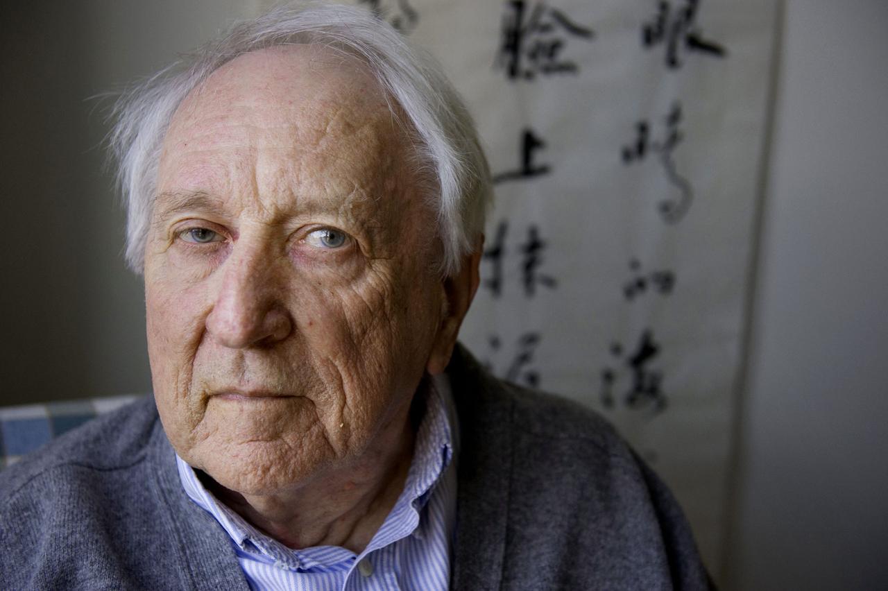 Tomas Tranströmer est le plus connu des poètes scandinaves vivants avec une oeuvre dans laquelle il explore la relation entre notre intimité et le monde qui nous entoure. [Jessica Gow]