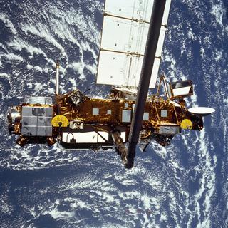 Le satellite Upper Atmosphere Research Satellite, ici en 1991 alors qu'il était encore en activité. [NASA]