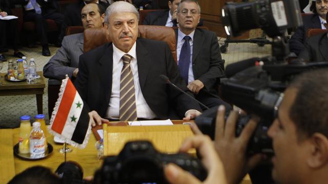 Après avoir été tancée samedi par la Ligue arabe pour non-respect du plan de sortie de crise (ici son ambassadeur Yussef al-Ahmad), la Syrie cherche à apaiser les tensions. [Amr Nabil]
