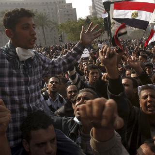 Ces manifestants, réunis place Tahrir, réclament encore et toujours le départ de l'armée. [Mohamed Abd El-Ghany]