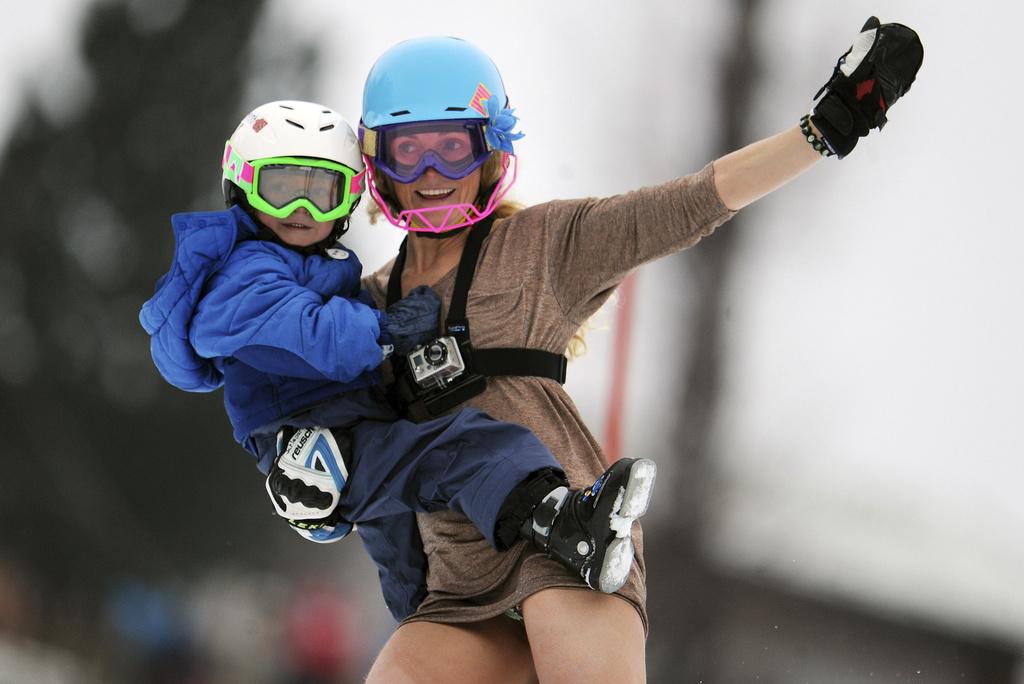 Sarah Schleper a tiré sa révérence après 16 ans sur le circuit en slalomant en tenue légère et avec son fils Lasse dans les bras. [KEYSTONE - Giovanni Auletta]