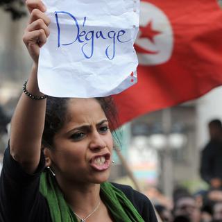 Janvier 2011. Une jeune manifestante dans les rues de Tunis appelle à la démission du président Ben Ali. [Fethi Belaid]