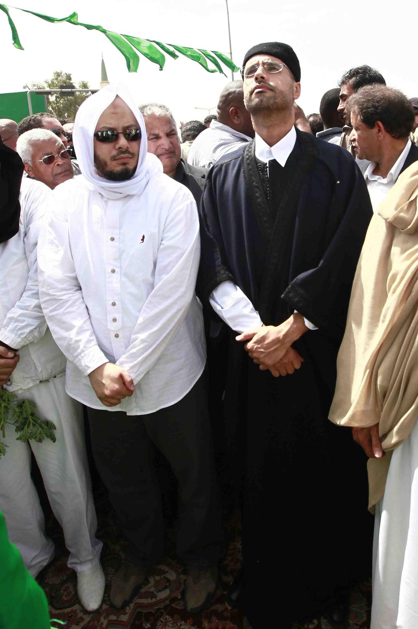 Mohamed et Seif Al-Islam aux funérailles de leur frère Saif Al-Arab.