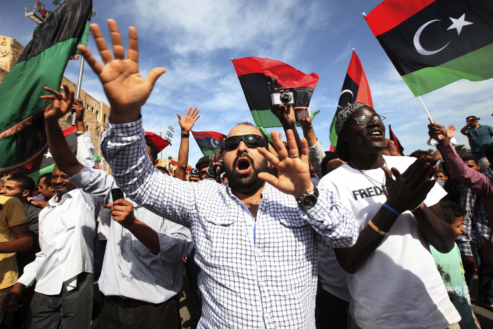 La foule a accueilli l'annonce de la mort de Kadhafi dans la liesse. [REUTERS - iIsmail Zetouni]