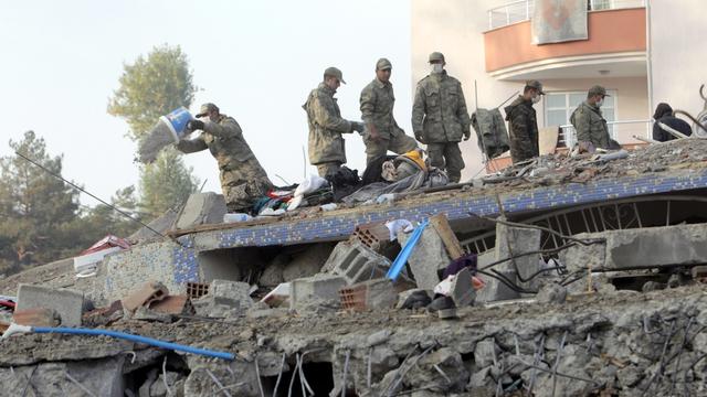 Des soldats turcs tentent encore de retrouver des survivants mercredi matin. [TOLGA BOZOGLU]