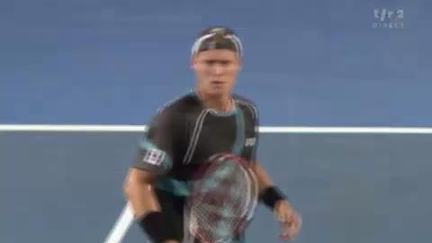 Tennis / Open d'Australie: Lleyton Hewitt (AUS) - David Nalbandian (ARG). L'Australien fait le break de manière opportune et remporte le premier set 6-3