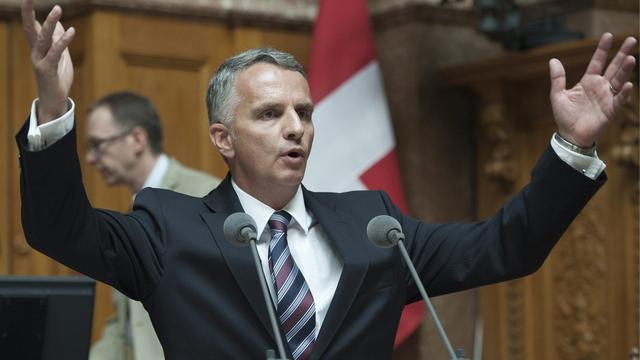 Avec cette réforme, Didier Burkhalter a refusé de parler d'un verre à moitié vide, préférant évoquer une verre "aux trois quarts plein". [Lukas Lehmann]