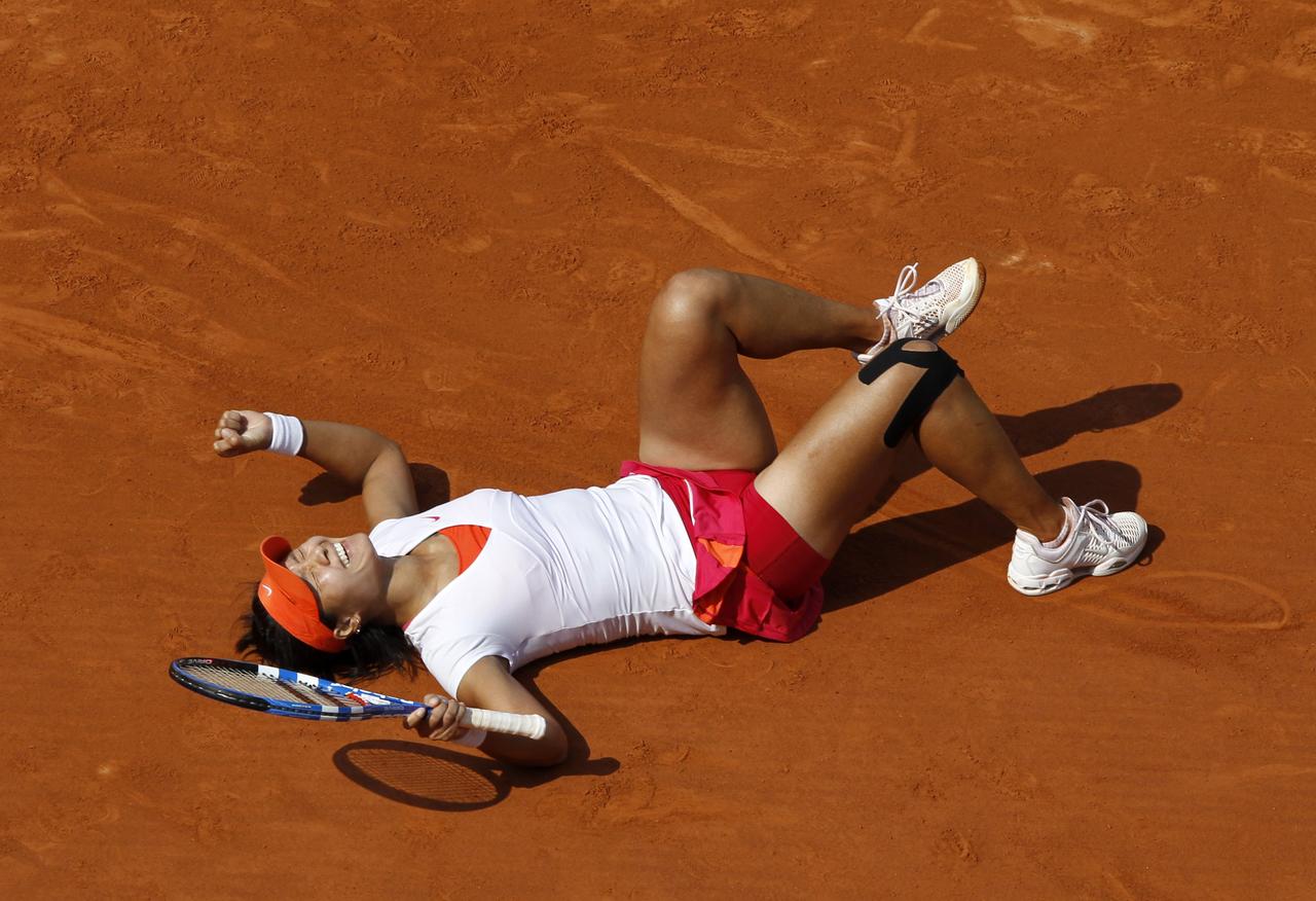 La première balle de match a été la bonne pour Li, qui s'est écroulée sur le dos après une ultime faute directe de Schiavone. [REUTERS - Thierry Roge]