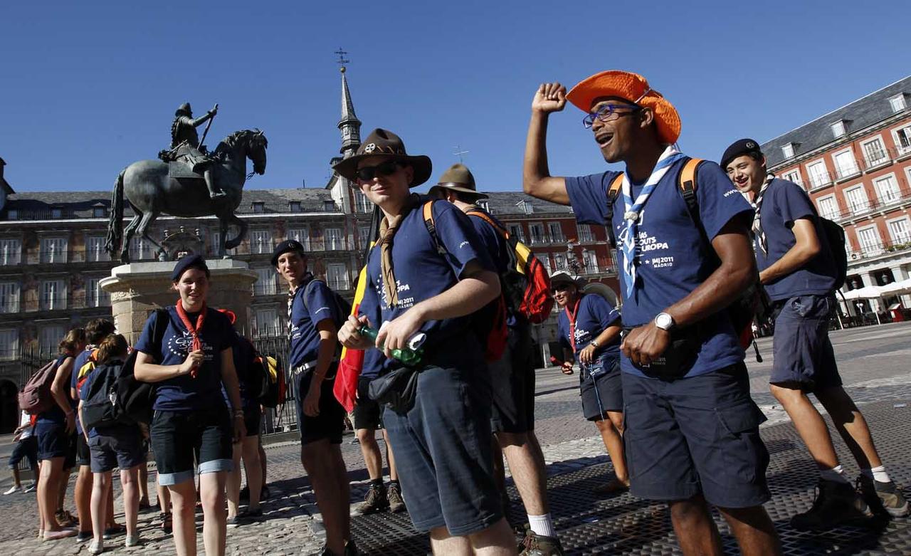 La Plaza Mayor à Madrid a vu défiler des centaines de jeunes dès mardi. [REUTERS - Andrea Comas]