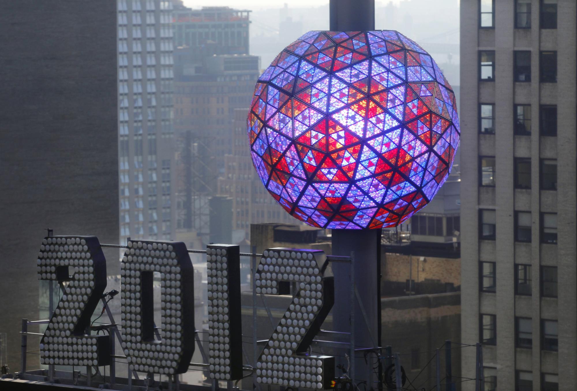 A New-York, le compte-à-rebours avant le début de l'année est matérialisé par une boule en verre géante qui descend sur Time Square. [REUTERS - Mike Segar]