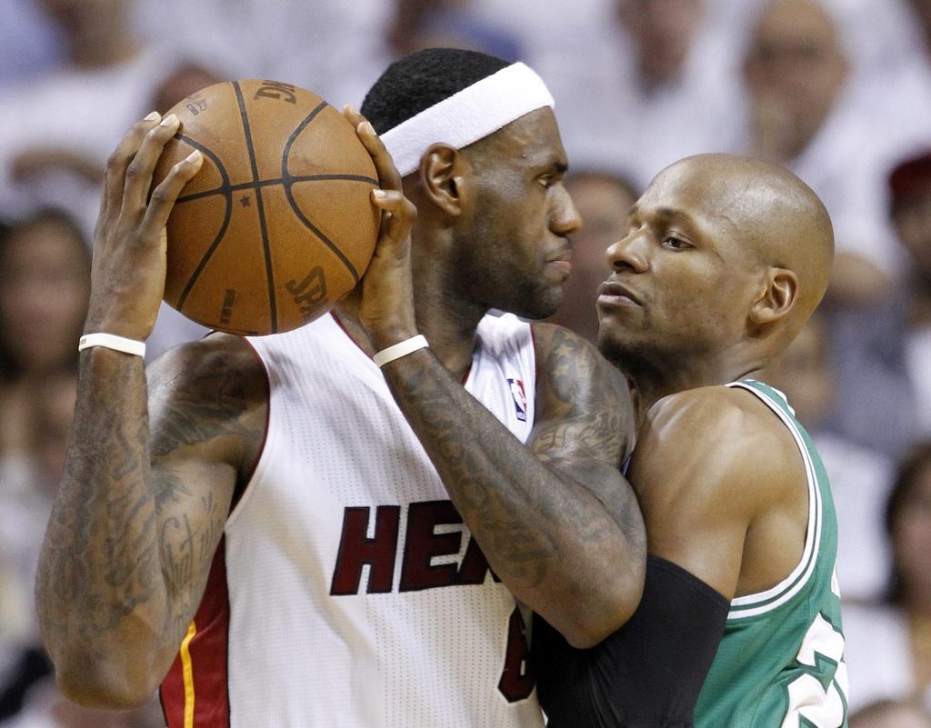 Séance "câlins" entre LeBron James et Ray Allen... [Keystone - Alan Diaz]