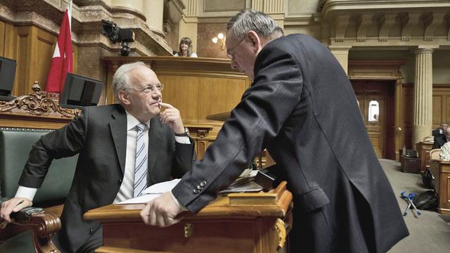 L'actuel conseiller fédéral Johann Schneider-Ammann en discussion ce mardi avec le candidat UDC Jean-François Rime. [Lukas Lehmann]