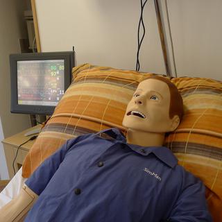 La HES-SO Valais - Domaine santé et social, à Sion voit son secteur "soins infirmiers" possède un nouveau mannequin qui permet de simuler des pathologies. [Yves Terrani]