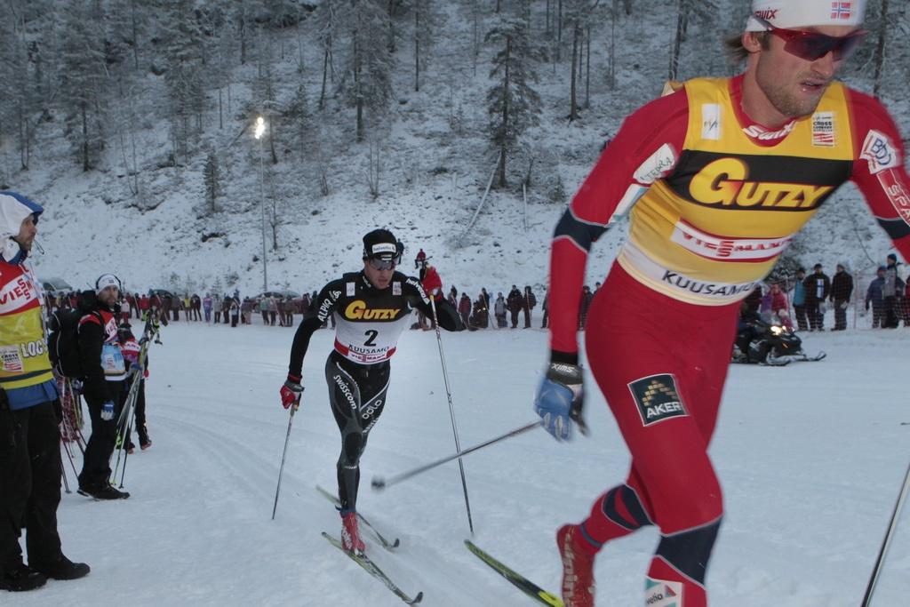 Cologna dans les traces de Northug, une image que l'on devrait voir souvent lors de ce Tour de Ski. [KEYSTONE - PEKKA SIPOLA]