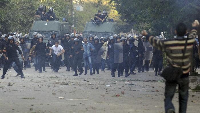 Les heurts entre police et manifestants ont fait deux morts samedi, dont un sur la place Tahrir. [Stringer]
