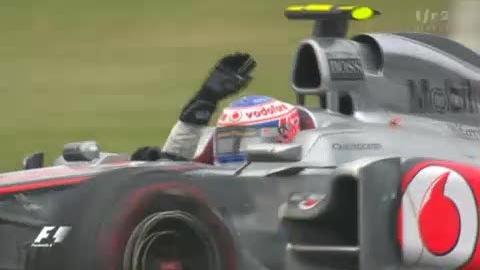 Automobilisme / F1 (GP du Canada): dernier tour. button fond sur Vettel, qui commet une erreur. l'Anglais passe l'Allemand et l'emporte!